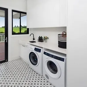 https://the-easton-maleny-hamptons-countryside-retreat.hotelssunshinecoast.net